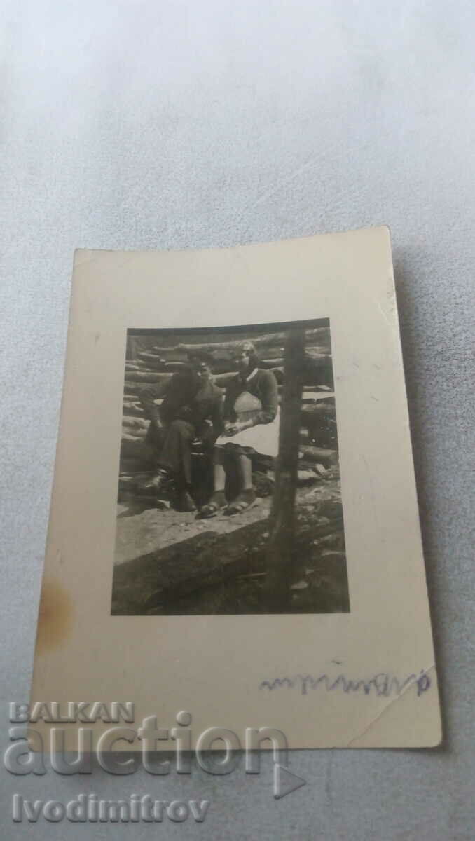 Φωτογραφία Ένας νεαρός άνδρας και ένα κορίτσι σε ένα παγκάκι