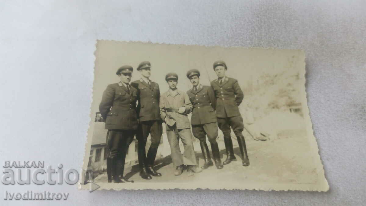 Φωτογραφία Άνδρας και τέσσερις αξιωματικοί
