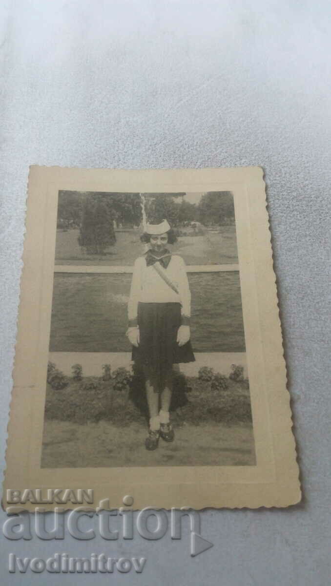 Снимка София Младо момиче с ученическа униформа в парка 1939