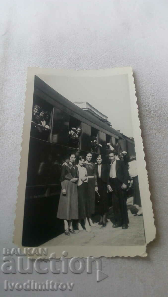 Снимка Мъж и млади момичета на перон покрай пътн. вагон