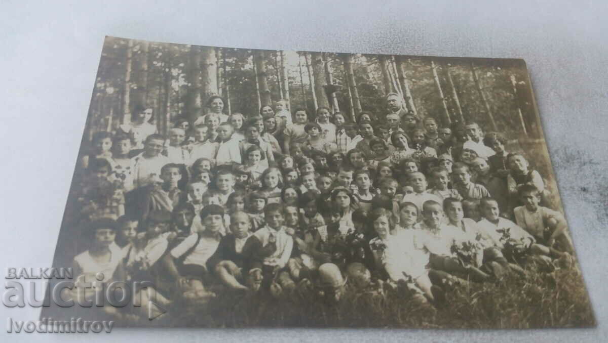 Снимка Ученици със свои преподаватели в гората