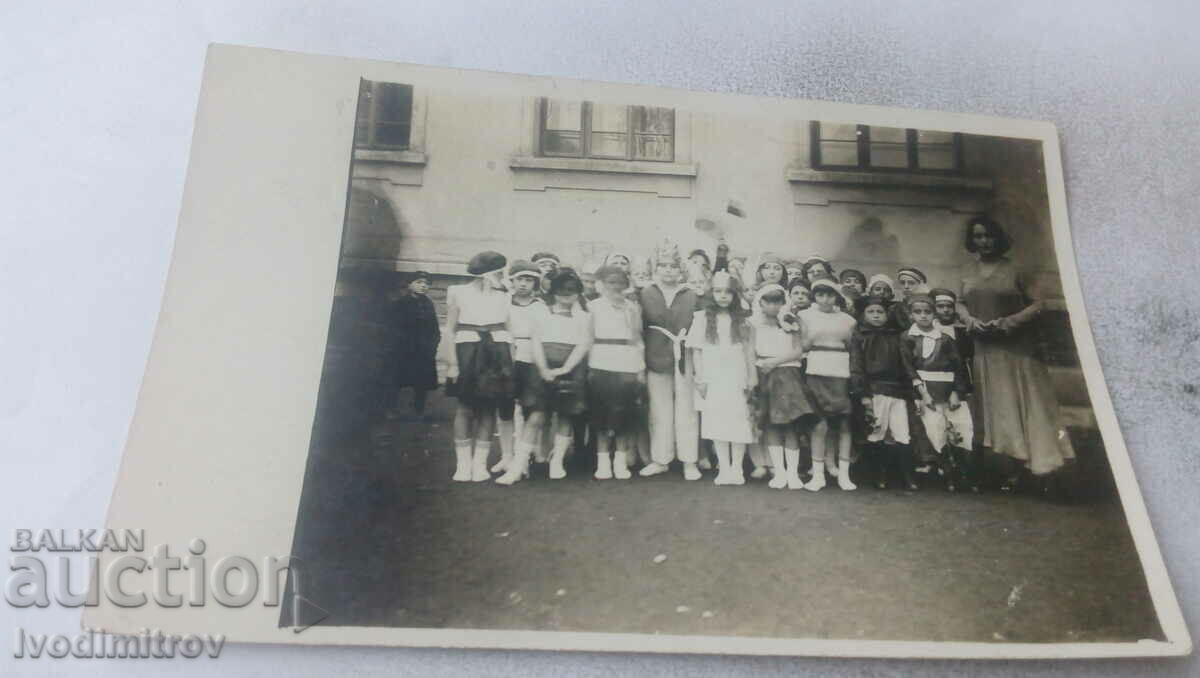 Снимка Деца в карнавални костюми със своята учителка
