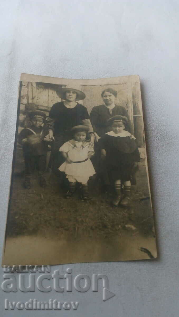 Photo Two women and three children