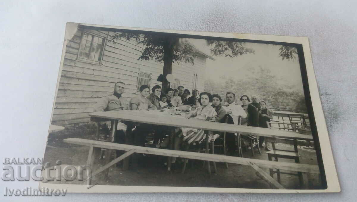 Foto Ofițeri Hisarya bărbați și femei la o masă 1926