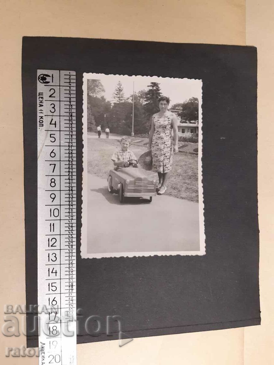 Mașină veche pentru copii cu pedale - foto, fotografie cu preț 10.00 BGN | € 5.11