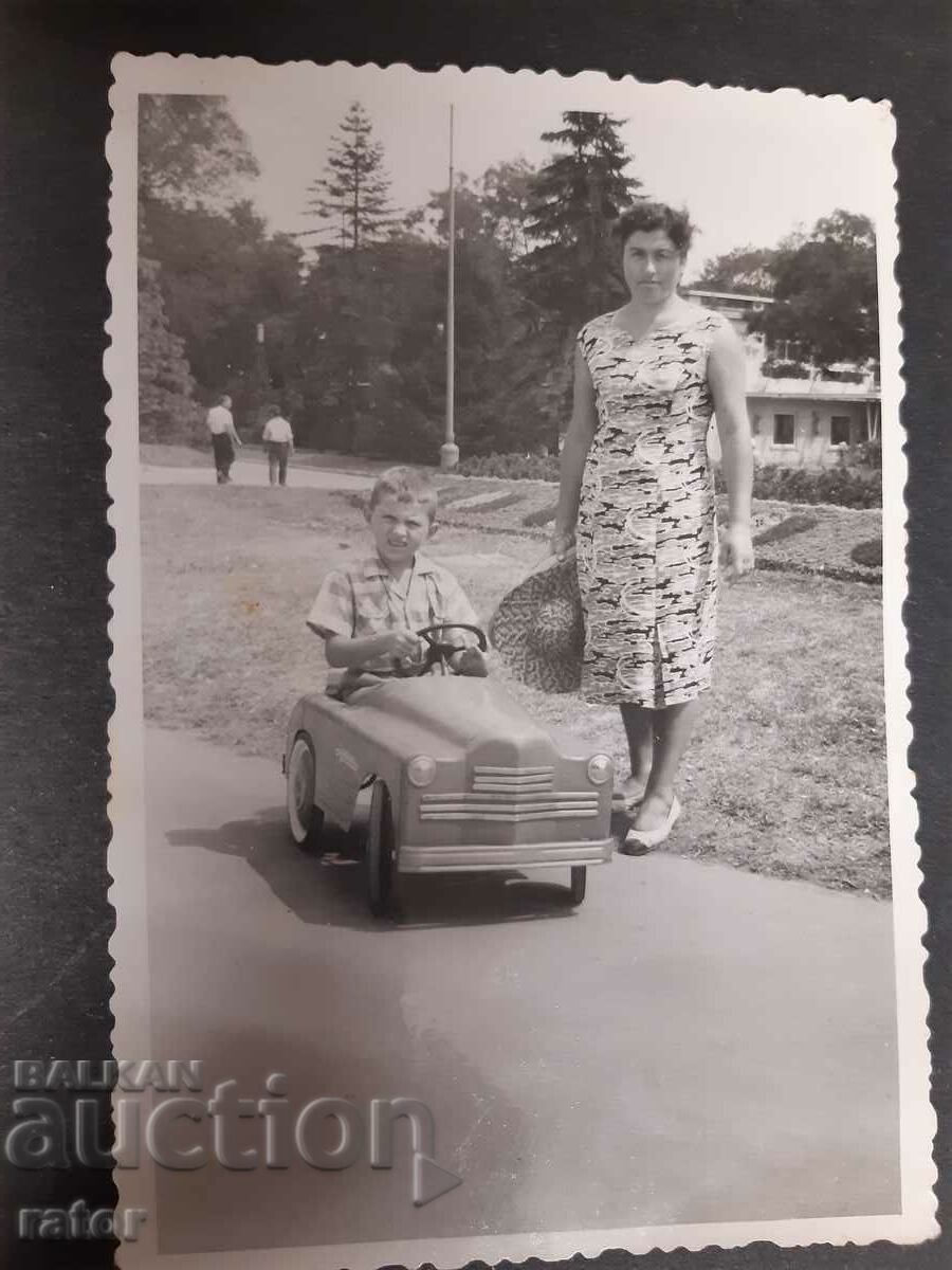 Παλιό παιδικό αυτοκίνητο με πετάλια - φωτογραφία, φωτογραφία