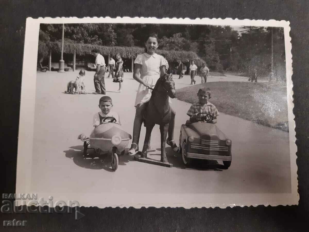 Стара детска кола , коли с педали - снимка , фотография