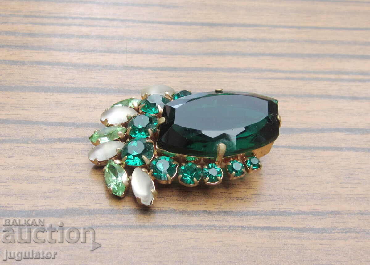 Auction  original old lady's jewel brooch with green stones
