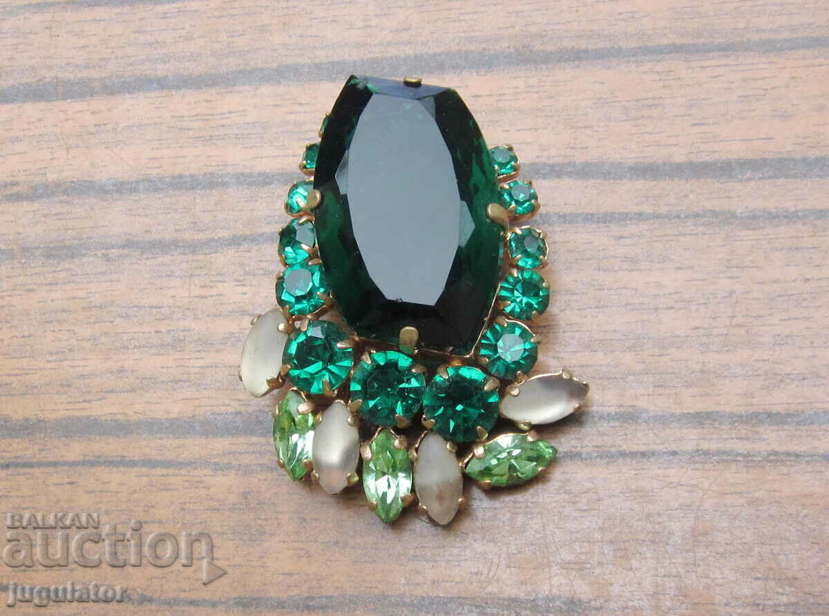 Delivery of original old lady's jewel brooch with green stones