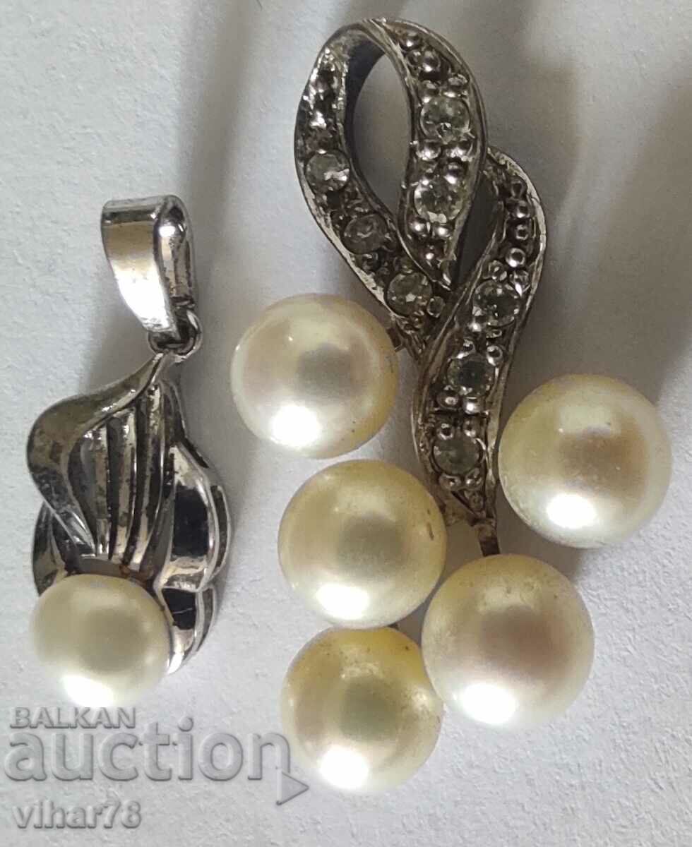 Delivery of LOT OF TWO SILVER PENDANTS WITH PEARLS Delivery of LOT OF TWO SILVER PENDANTS WITH PEARLS