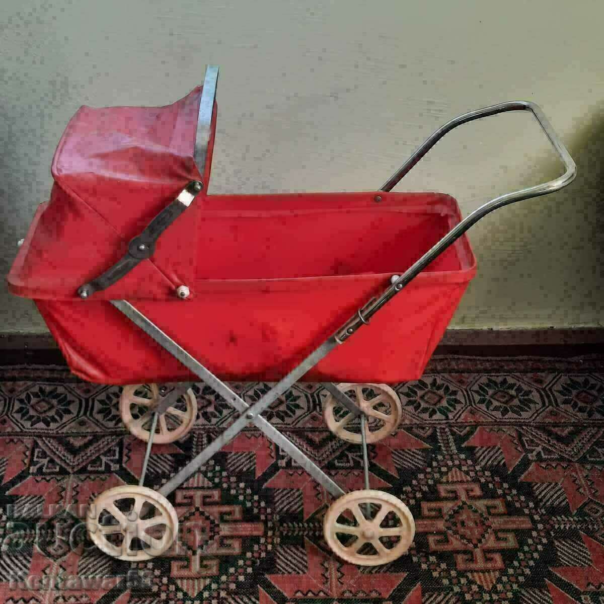 Стара детска количка за кукли.