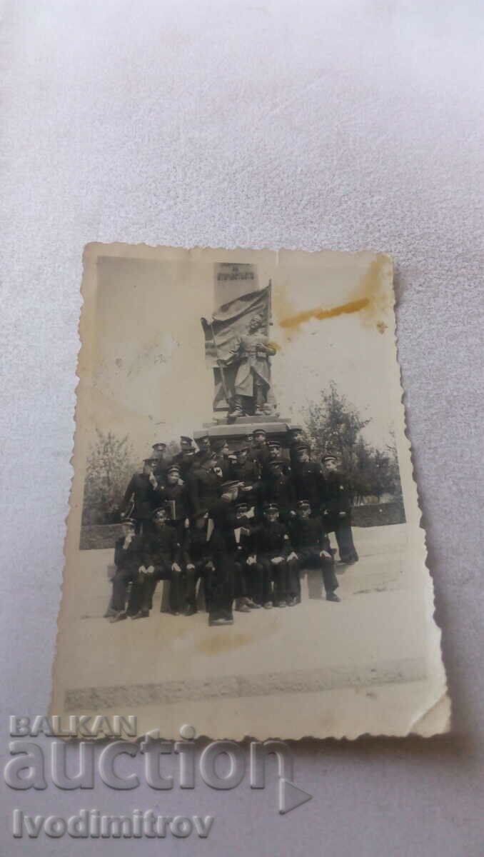 Foto elevii clasei a V-a in fata monumentului 1940