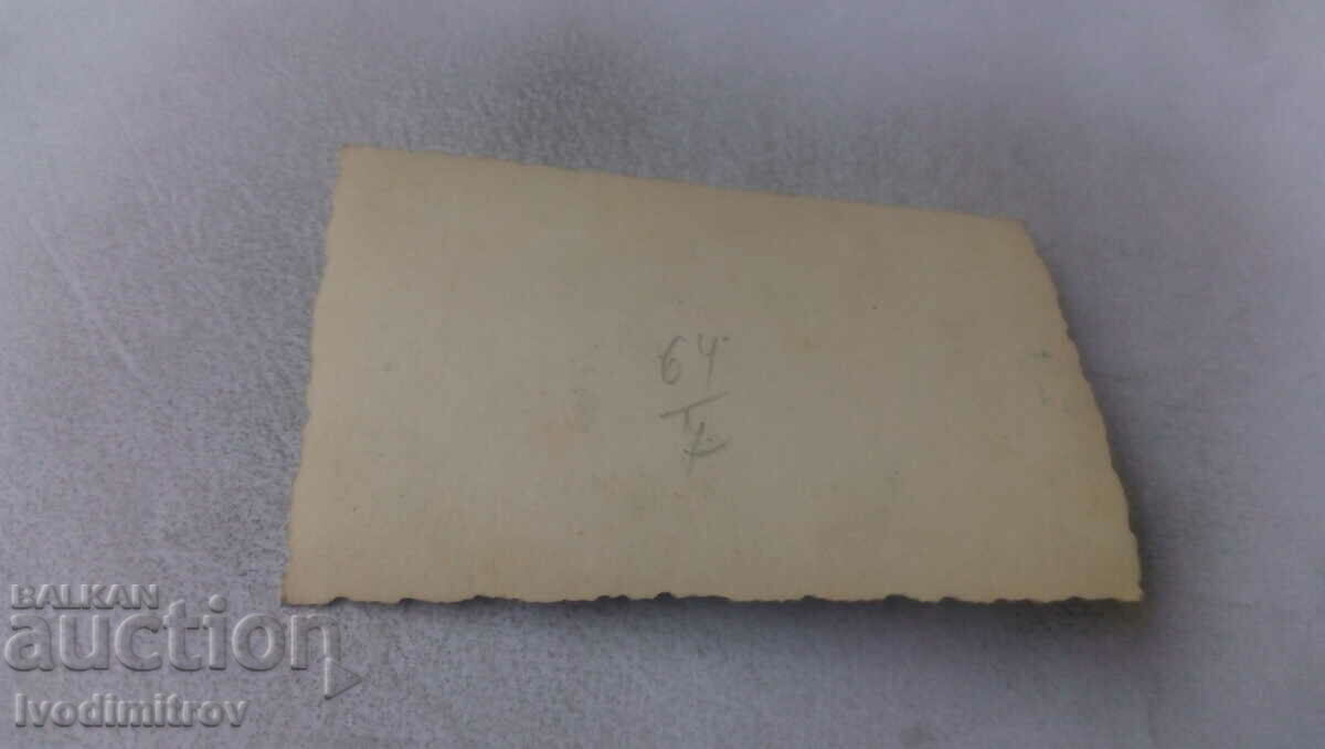 Φωτογραφία Σοφία Μια γυναίκα που περπατά στο πεζοδρόμιο με τιμή 2.65 BGN | € 1.35 Φωτογραφία Σοφία Μια γυναίκα που περπατά στο πεζοδρόμιο με τιμή 2.65 BGN | € 1.35