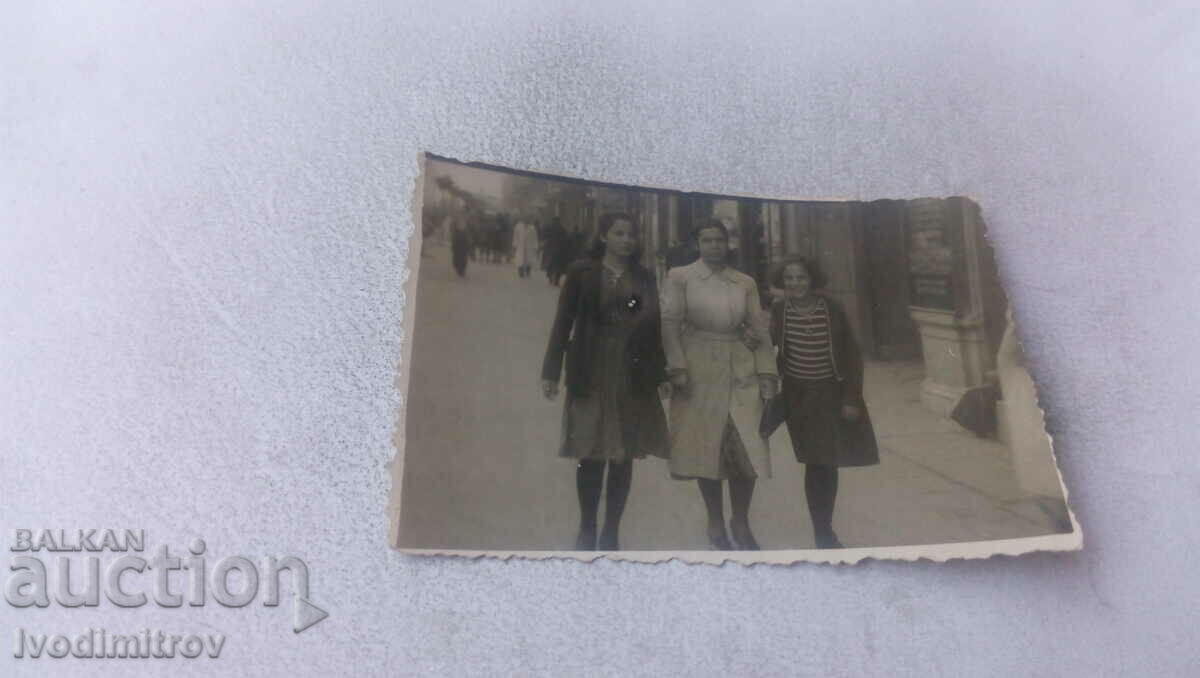 Φωτογραφία Σοφία Δύο γυναίκες και ένα κορίτσι σε μια βόλτα