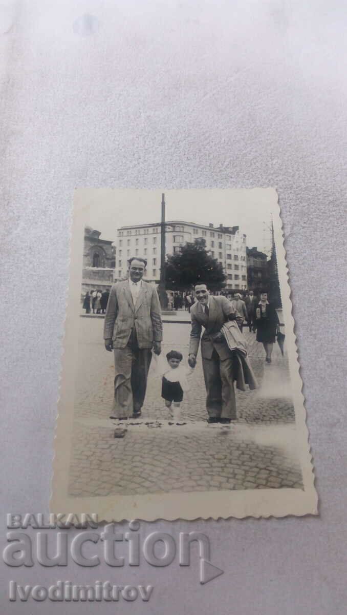 Снимка София Двама мъже и малко момченце на разходка