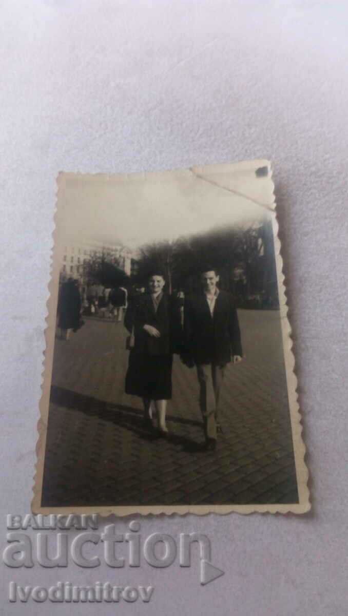 Photo Sofia A man and a woman walking along Tsar Osvoboditel Blvd