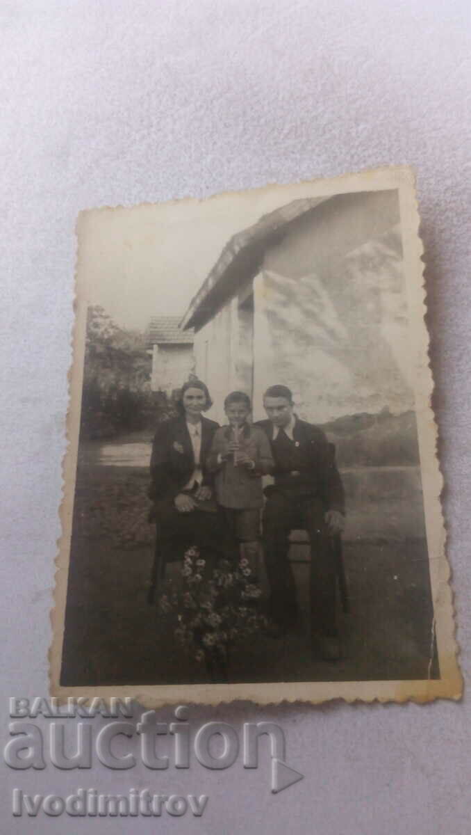 Fotografie Bărbat, femeie și băiat în fața casei lor, 1941