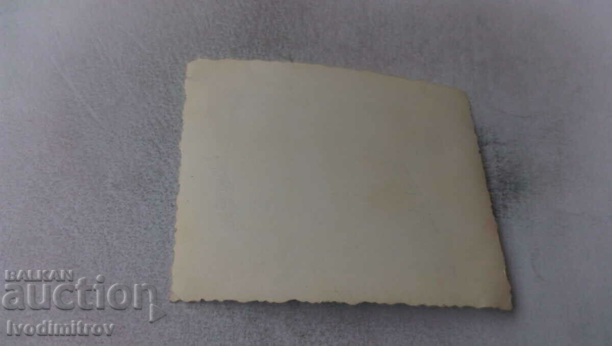 Φωτογραφία Άνδρες γυναίκες και παιδιά σε σταθμό με τιμή 1.45 BGN | € 0.74 Φωτογραφία Άνδρες γυναίκες και παιδιά σε σταθμό με τιμή 1.45 BGN | € 0.74