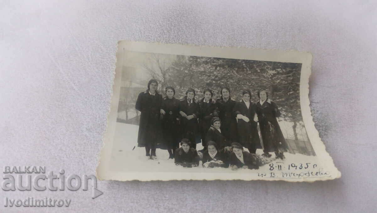 Снимка Велико Търново Ученички от V -а клас през зимата 1935