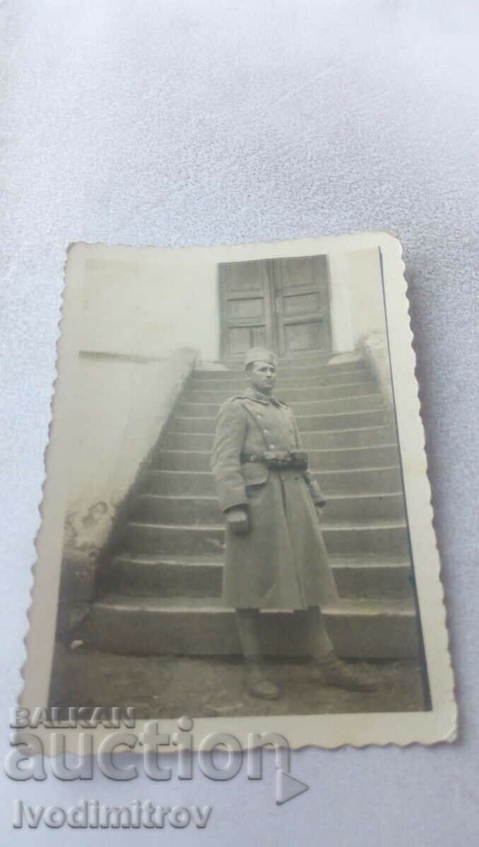 Fotografie soldat sârb în fața scărilor 1930