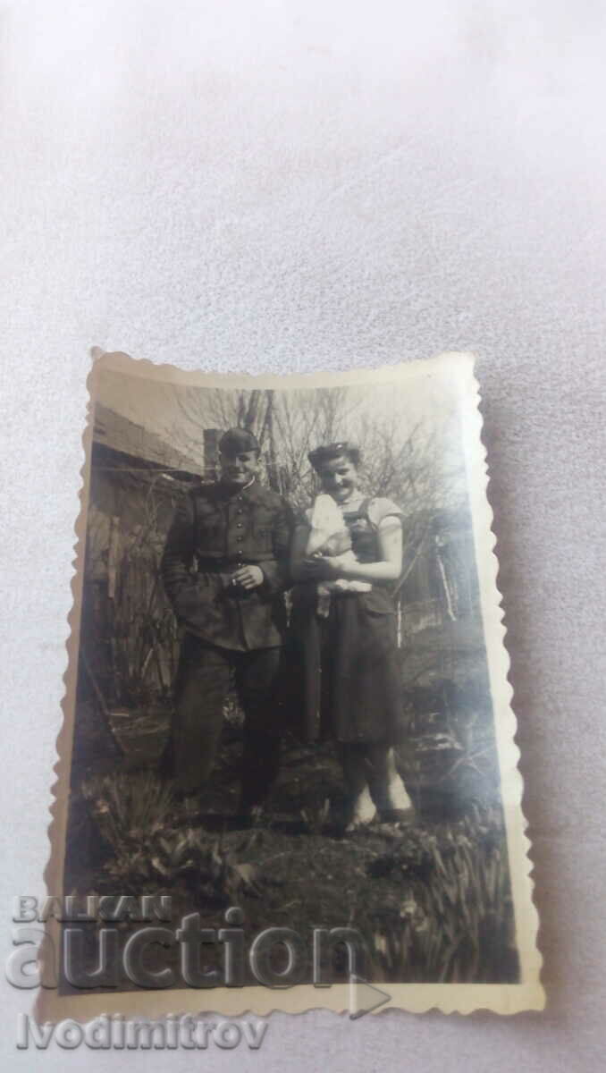 Снимка Войник и млада жена гушнала бяло зайче 1954
