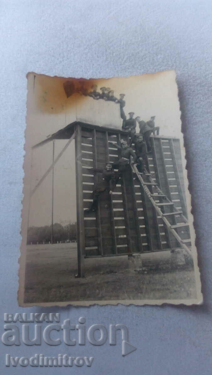 Foto Cadeți pe un perete de exerciții VNVU 1941