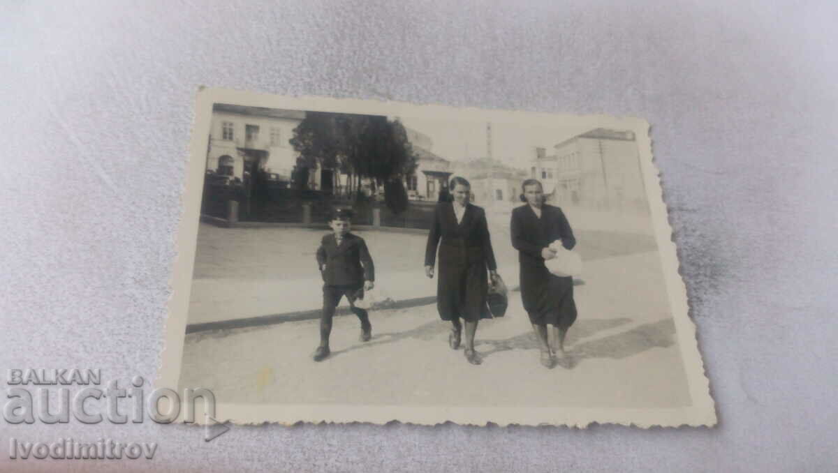 Photo Lovech Two women and a boy on a walk