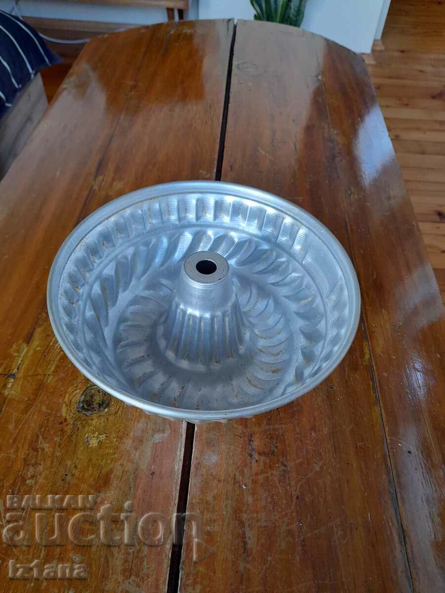 Old aluminum cake pan with price 30.00 BGN | € 15.34 Old aluminum cake pan with price 30.00 BGN | € 15.34