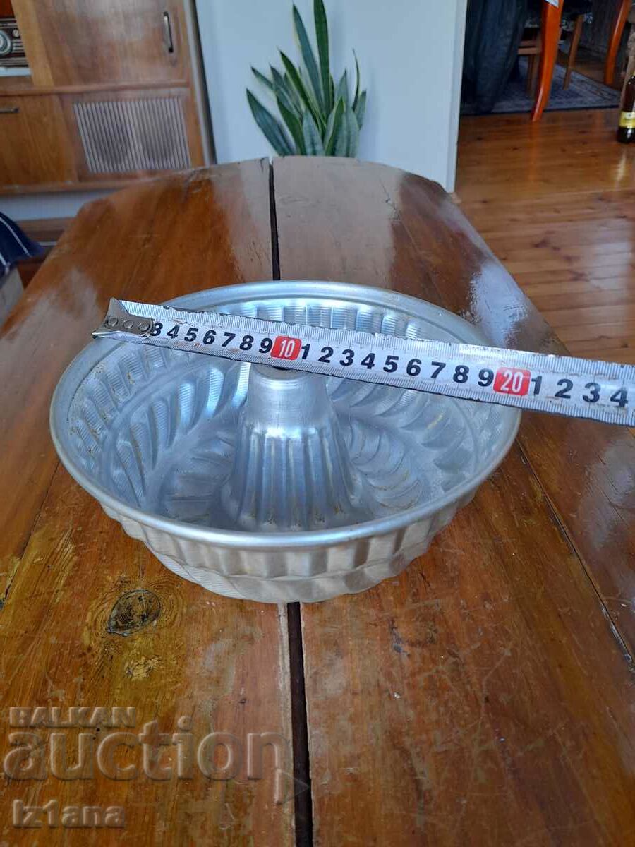 Auction Old aluminum cake pan Auction Old aluminum cake pan