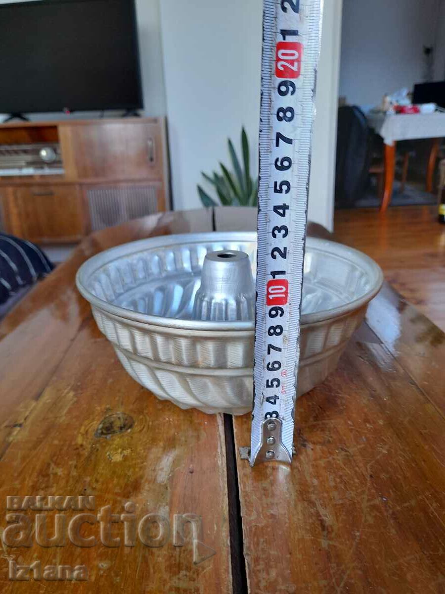 Delivery of Old aluminum cake pan Delivery of Old aluminum cake pan