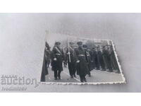 Foto Ofițerii mărșăluiesc în fața soldaților în formație