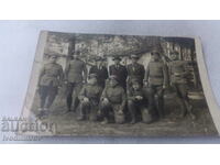 Αξιωματικοί φωτογραφιών και τρεις άνδρες στη Σχολή Εφέδρων Ανθυπολοχαγών