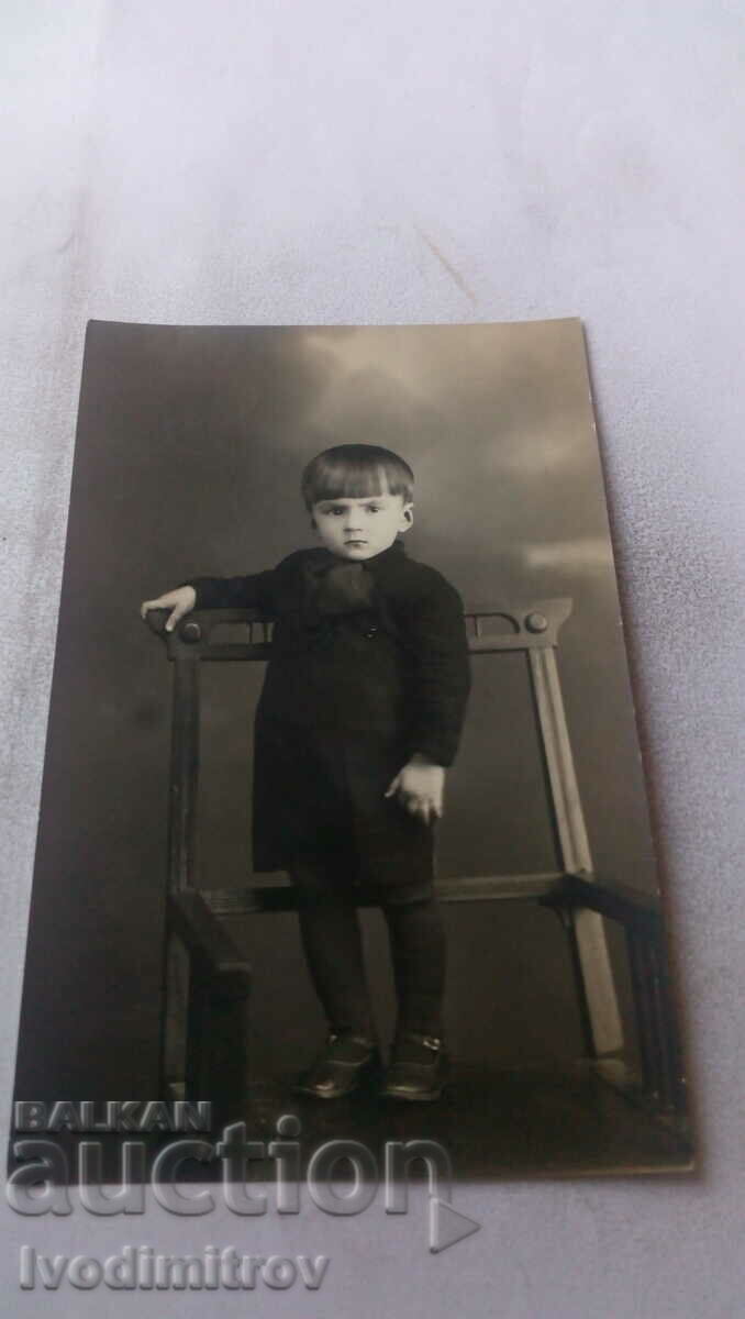 Снимка Габрово Малко момченце на стол 1932