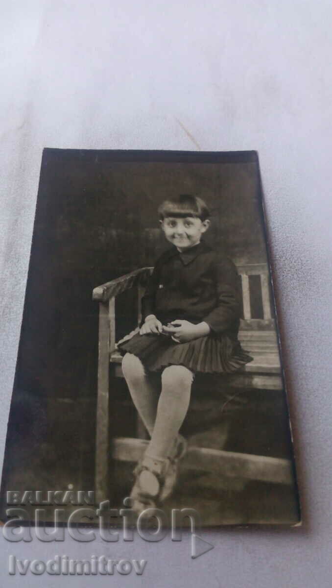 Foto Fata pe un scaun