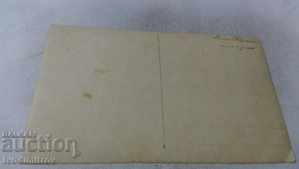 Φωτογραφία Μικρό αγόρι σε μια καρέκλα με τιμή 1.35 BGN | € 0.69 Φωτογραφία Μικρό αγόρι σε μια καρέκλα με τιμή 1.35 BGN | € 0.69