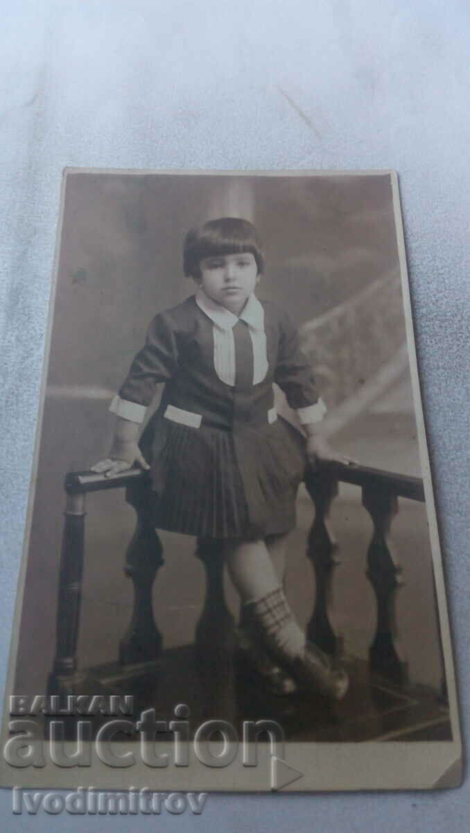 Φωτογραφία Μικρό αγόρι σε μια καρέκλα