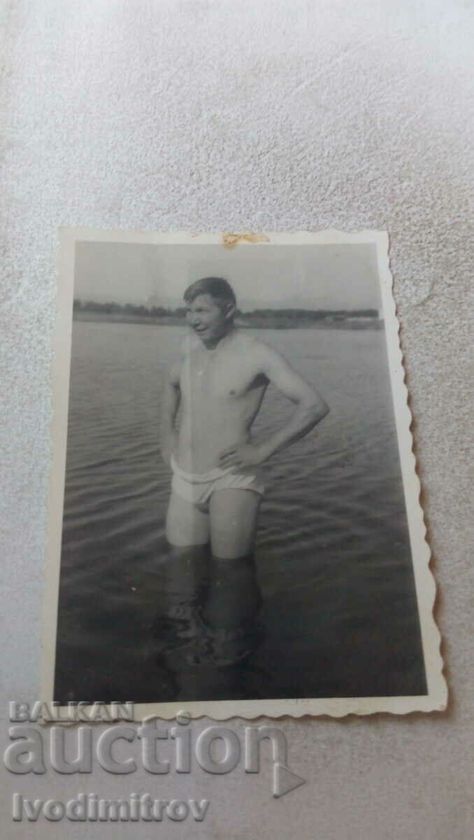 Photo Man in a swimsuit in the water