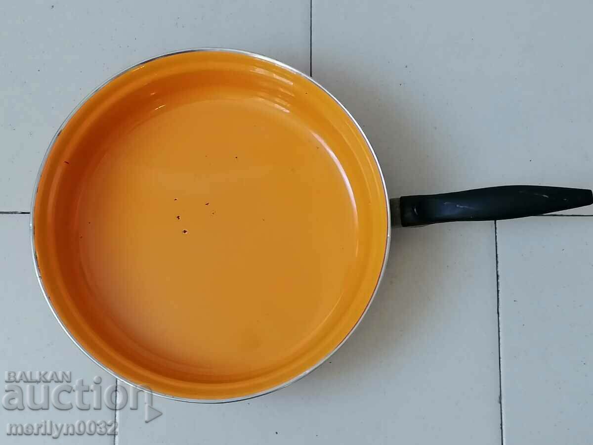 Παλιό εμαγιέ πιάτο, εμαγιέ τηγάνι Pobeda Shumen NRB - 6 Παλιό εμαγιέ πιάτο, εμαγιέ τηγάνι Pobeda Shumen NRB - 6