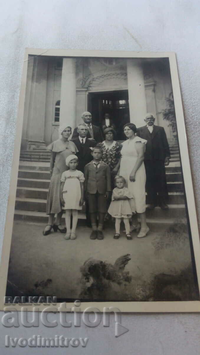 Φωτογραφία Άνδρες, γυναίκες και παιδιά μπροστά από μια εκκλησία