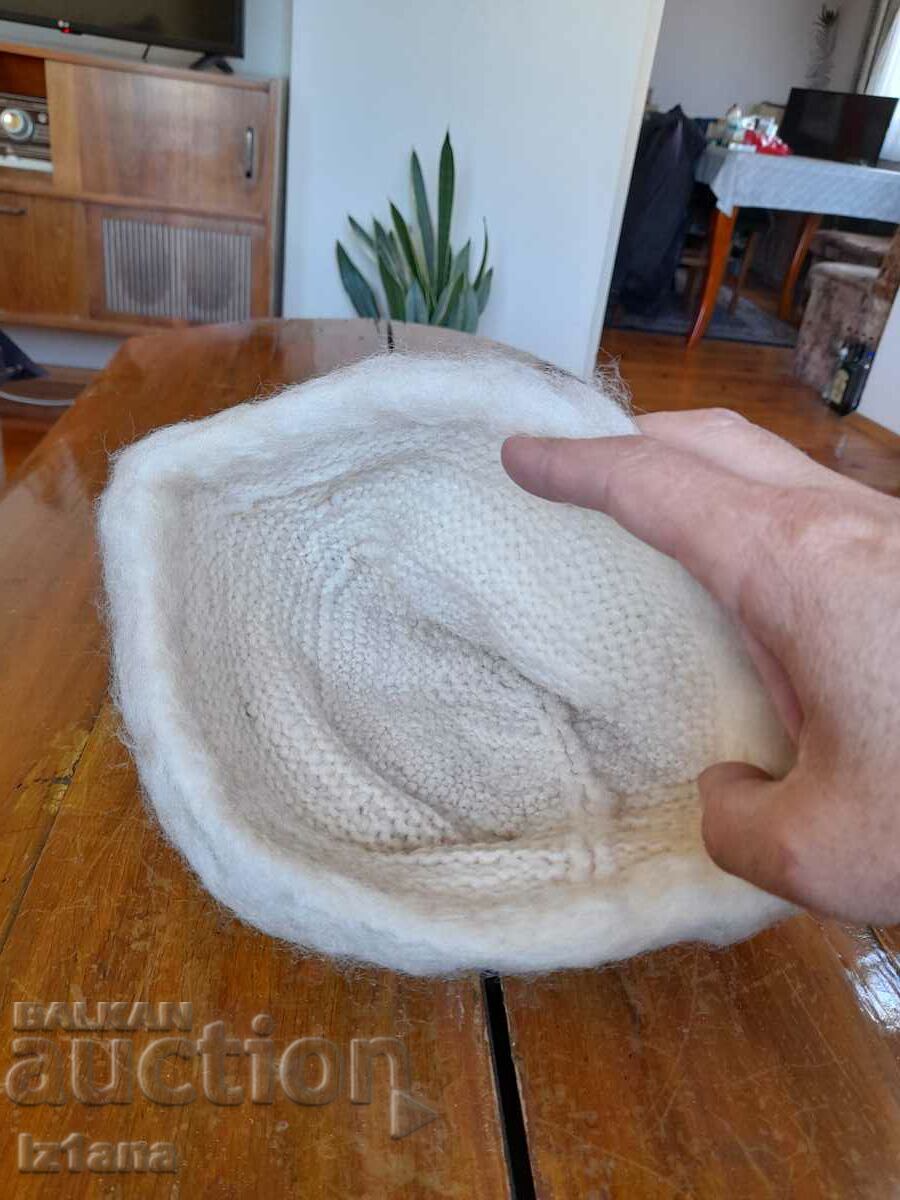 Delivery of Old lady's hat