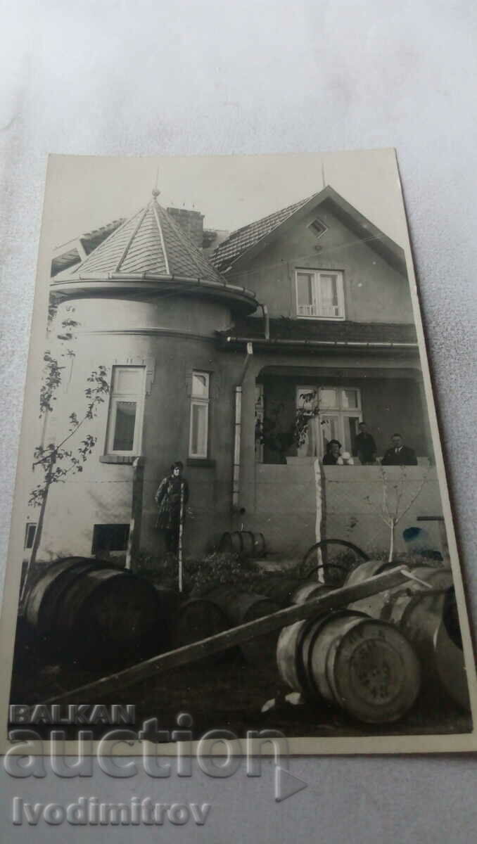 Photo Pordimu Vareli in front of the house 1930