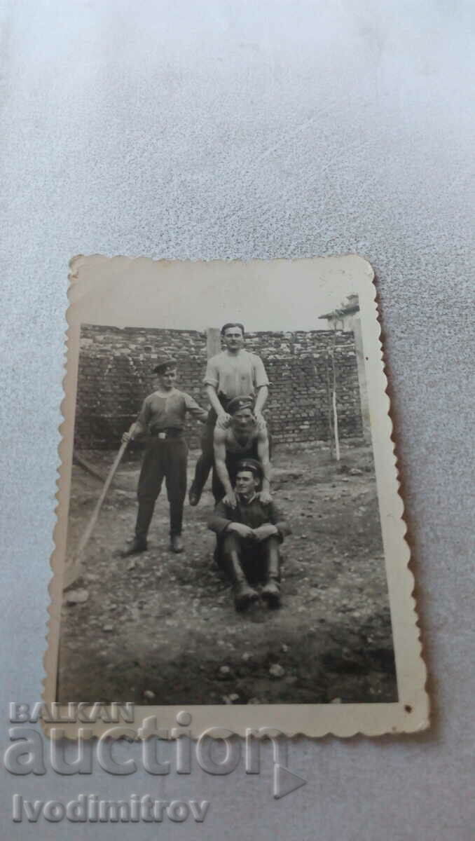 Снимка Четирима войници 1943