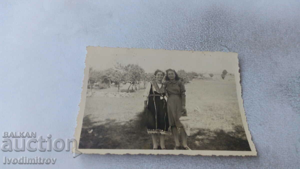 Photo Two young women