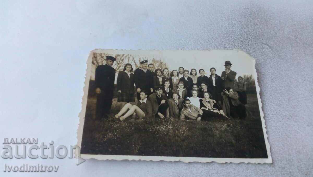 Снимка Ученици в двора на Лясковската прогимназия 1944