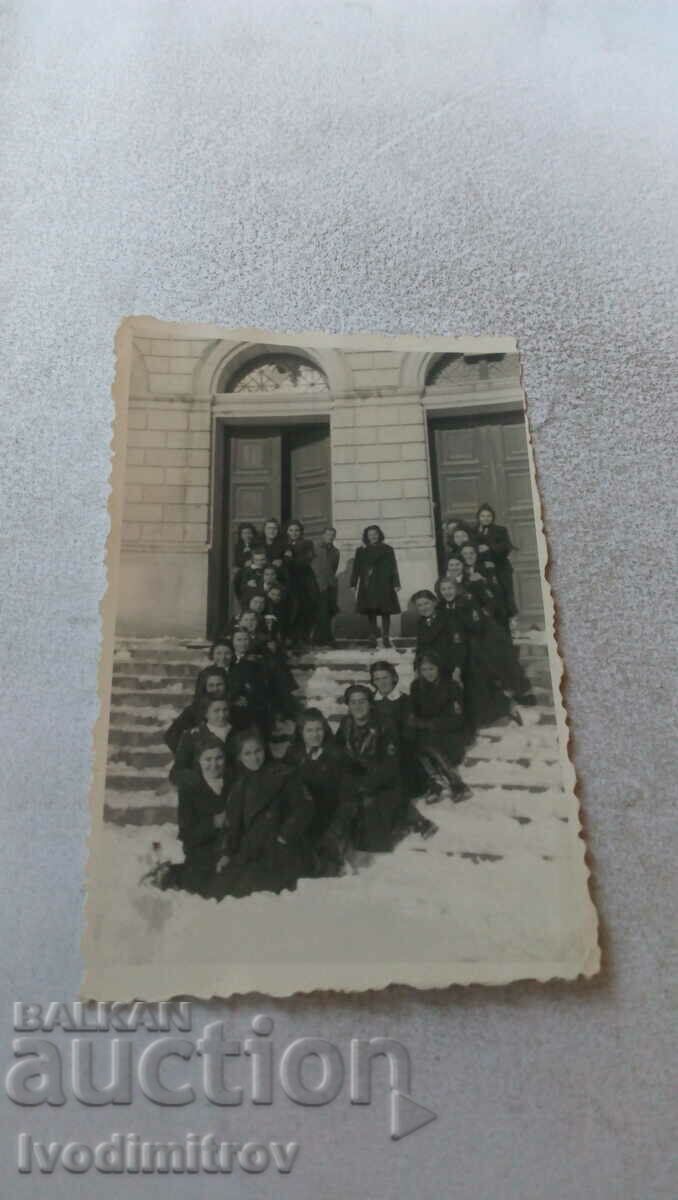 Fotografie Scolărițe pe scările gimnaziului în iarna anului 1941