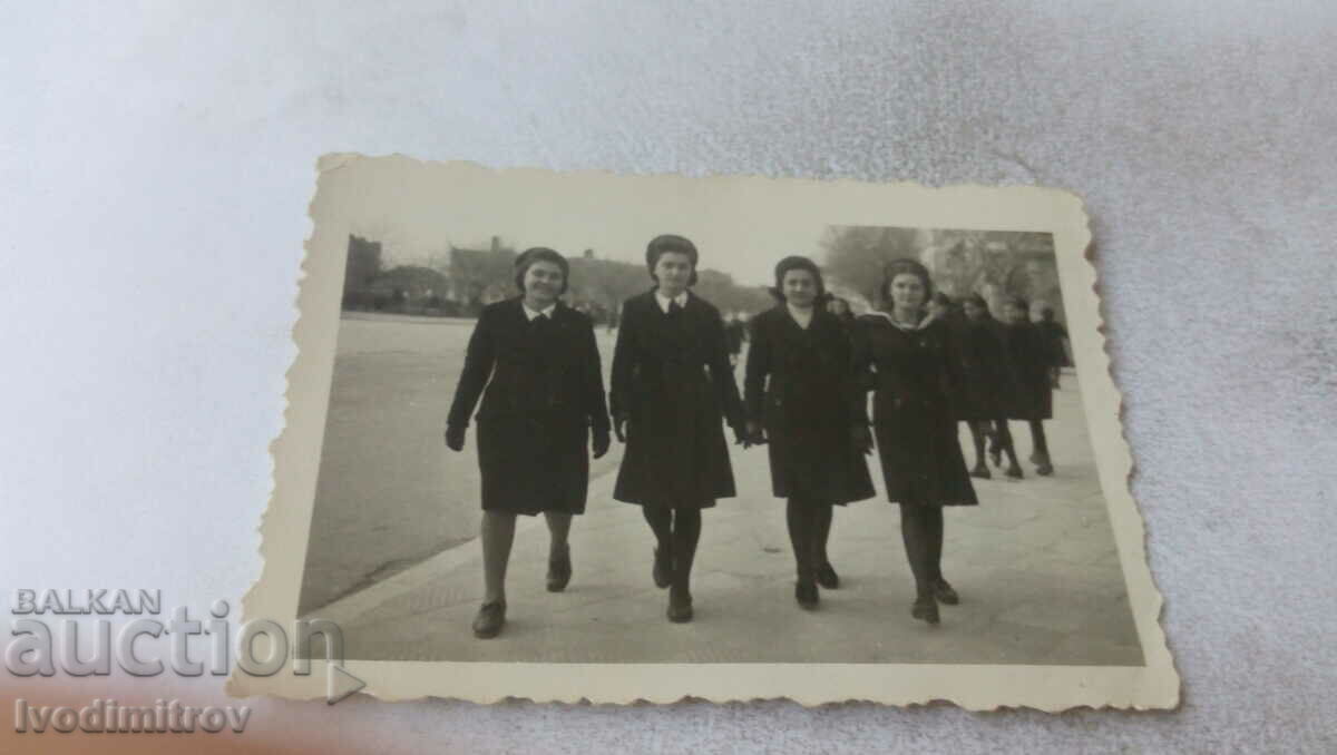 Fotografie Patru elevi de clasa a VI-a la plimbare, 1943