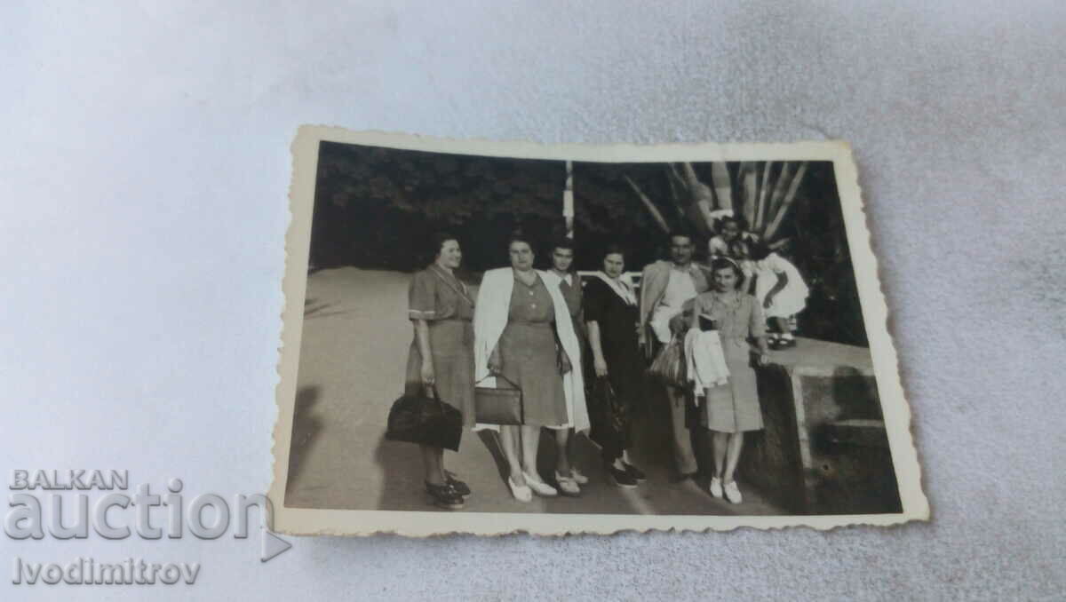 Снимка Вършец Мъж жени и две деца в парка 1946