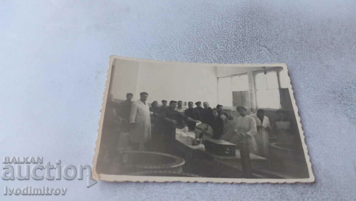 Foto Lucrători de la o fabrică de cârnați