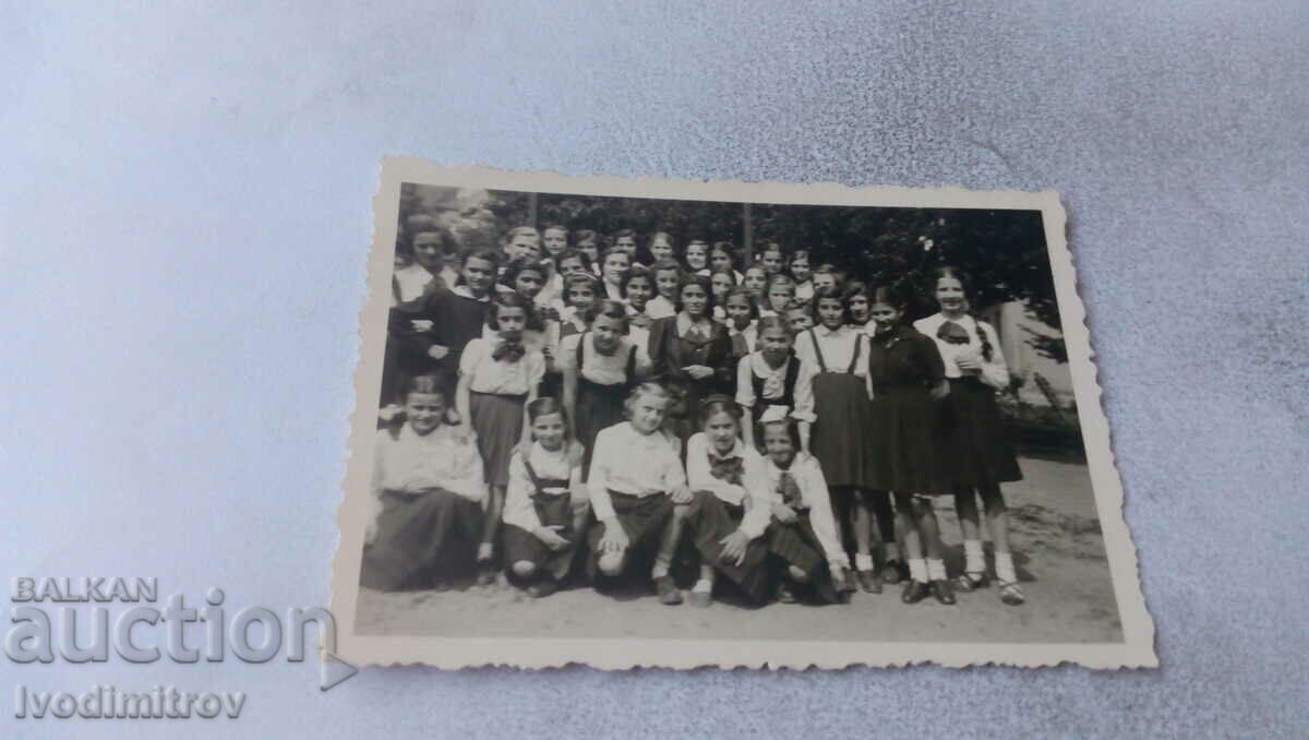 Η κυρία Uchenichki από τη 2η τάξη με τη δασκάλα της στο δρόμο 1942