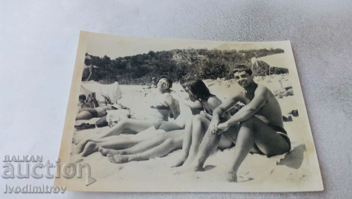 Φωτογραφία Δύο νεαροί άνδρες και δύο κορίτσια στην παραλία
